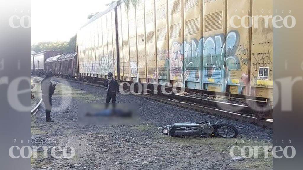 Motociclista sobrevive a impacto de tren por tratar de ganarle en Celaya