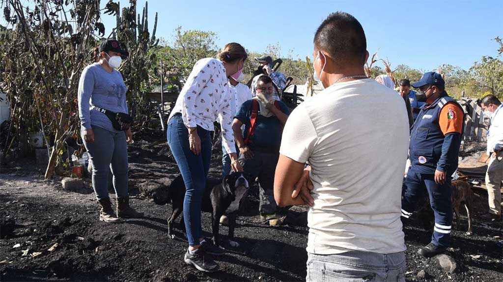 Brindan apoyo a familia irapuatense tras haber perdido su casa en un incendio