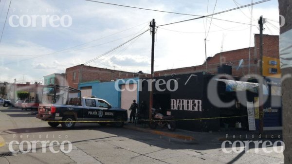 Incendian barbería en Celaya con bomba molotov y asesinan al dueño