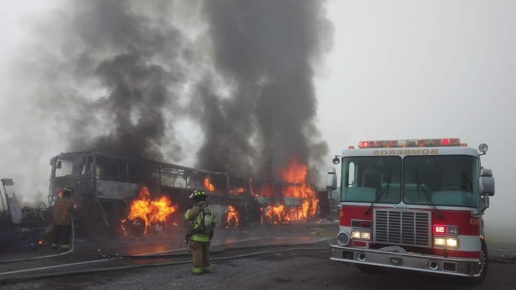 San Luis de la Paz: Reportan incendio en la Federal 57 tras el choque de pipa con diésel