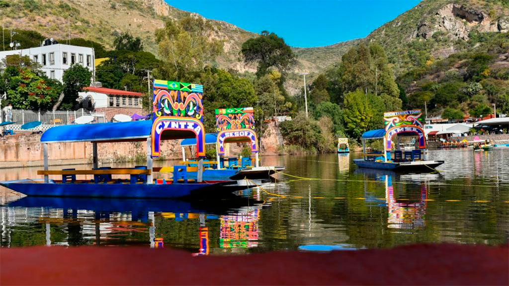 Trajineras embellecen Guanajuato capital durante Festival de Día de Muertos