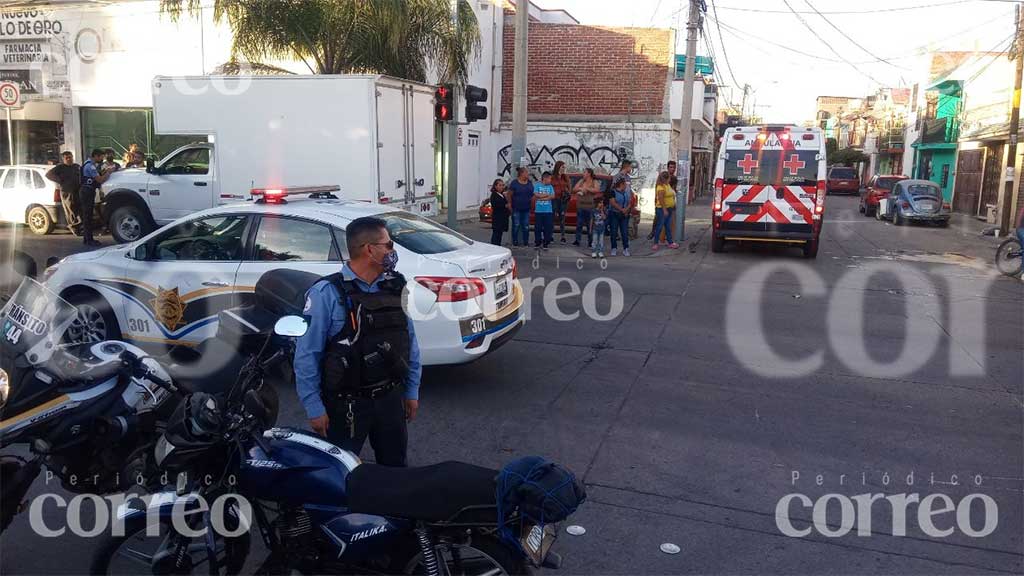 Arrollan a dos adultos mayores en colonia la Brisa de León