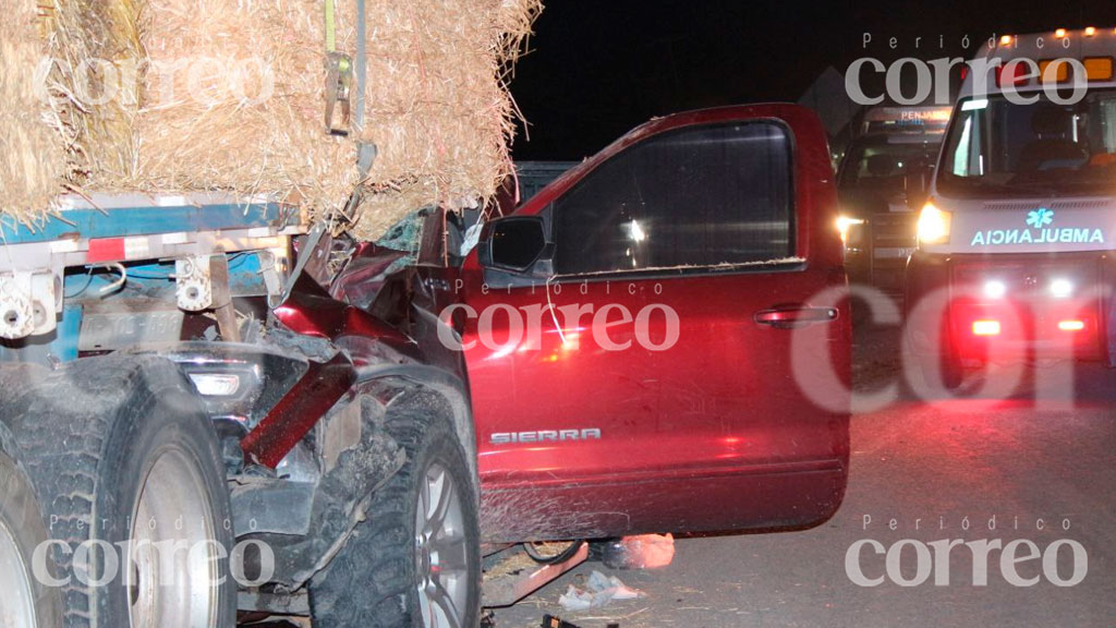 Conductor se estrella contra trailer en carretera de Pénjamo y sale herido