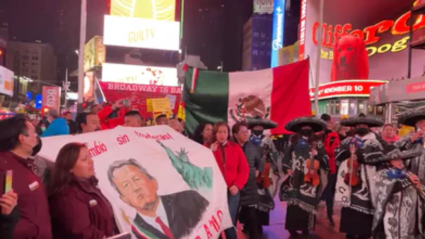 Simpatizantes de Morena y Frente Nacional AntiAMLO se confrontan en Nueva York