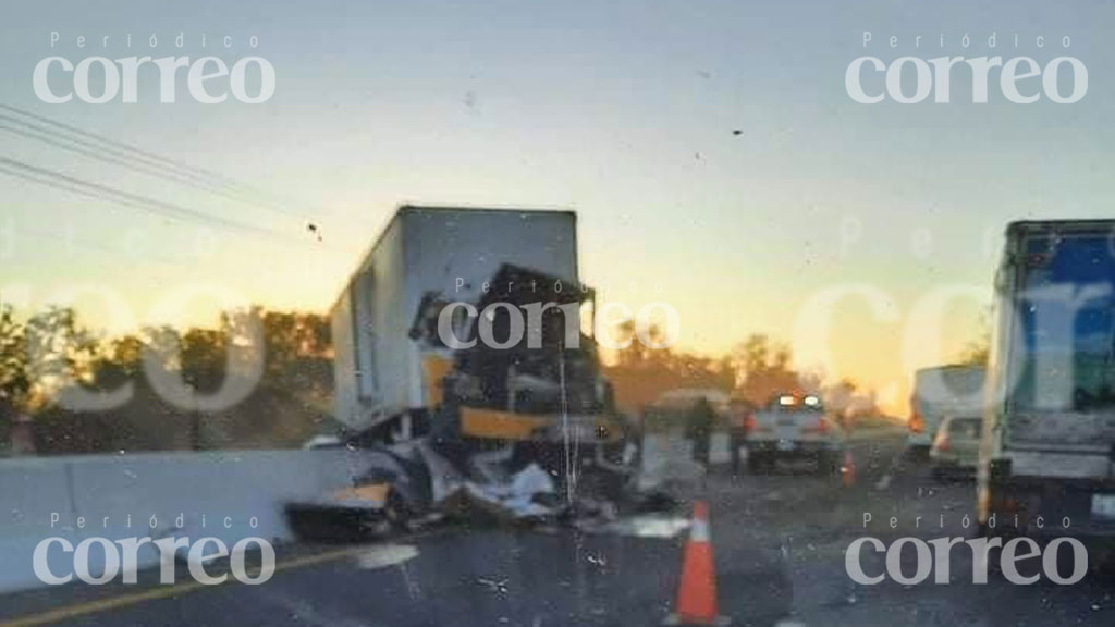 Conductor de tráiler queda prensado tras impactarse en la Irapuato-Salamanca