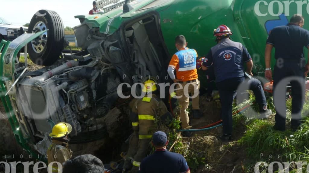 Conductor queda presado en su camión tras volcar en la León–Aguascalientes