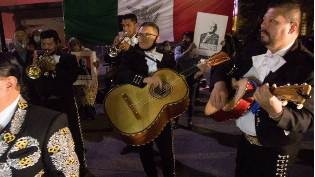 AMLO cumple 68 años y ciudadanos le llevan serenata (VIDEO)