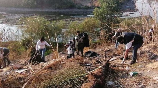 Héroes ambientales: reconocen labor de limpieza del Río Lerma de Juan Manuel y sus hijos