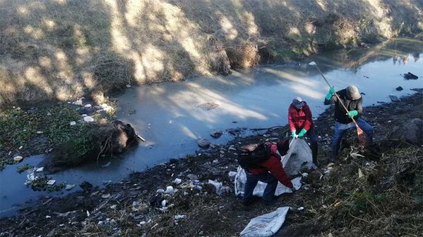 Arrancan labores de limpieza en el río Temascatio de Salamanca