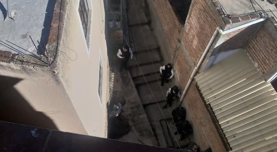 Captan en video presunto robo a casa por parte de policías de Guanajuato