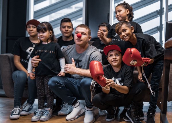 “El Canelo” dona 1 millón de pesos para la atención de niños con cáncer