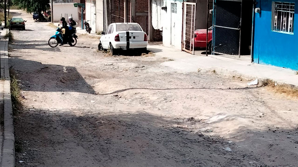 Llevan obras que no necesitan en San Francisco del Rincón e ignoran sus caminos