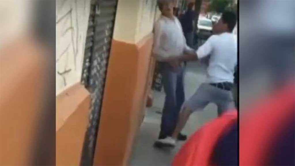 Jóvenes se graban golpeando a adulto mayor en Guadalajara; aparentemente cumplían reto