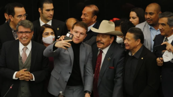 ¿Canelo Álvarez en el Senado? Legisladores hasta se empujaron para tomarse la selfie