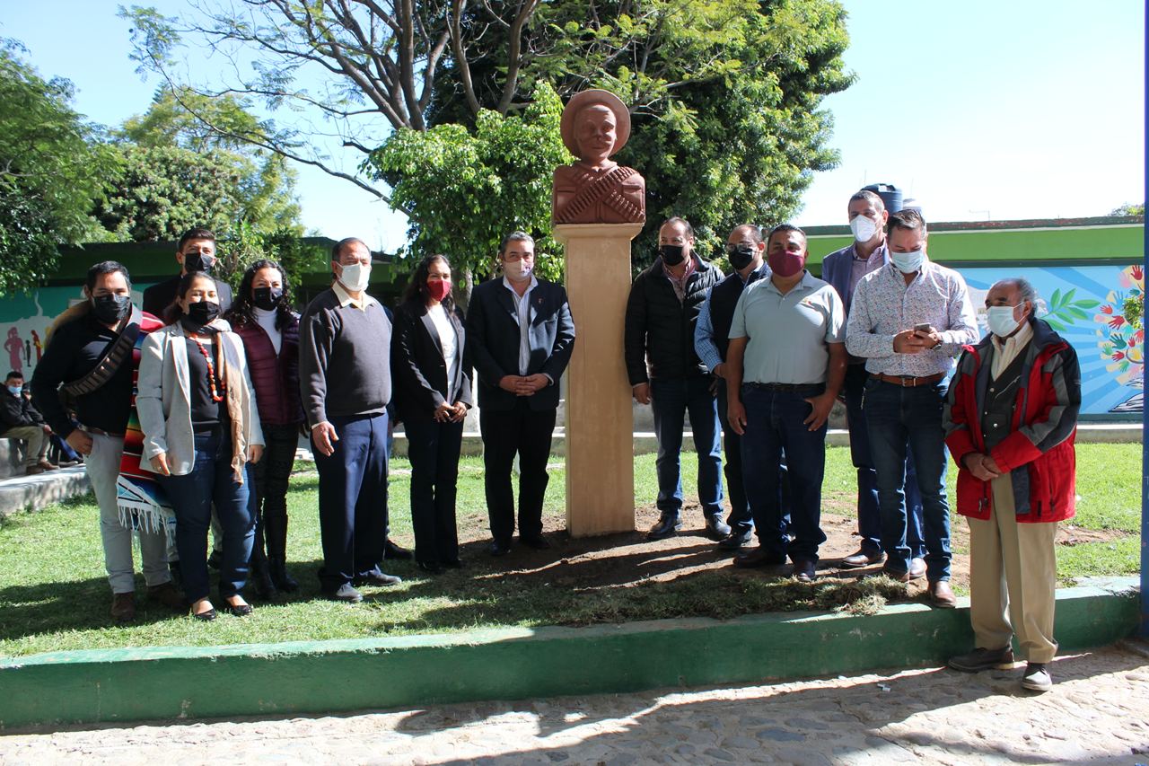 Artesanos de Silao aportan busto de Pancho Villa a la secundaria Efraín Huerta