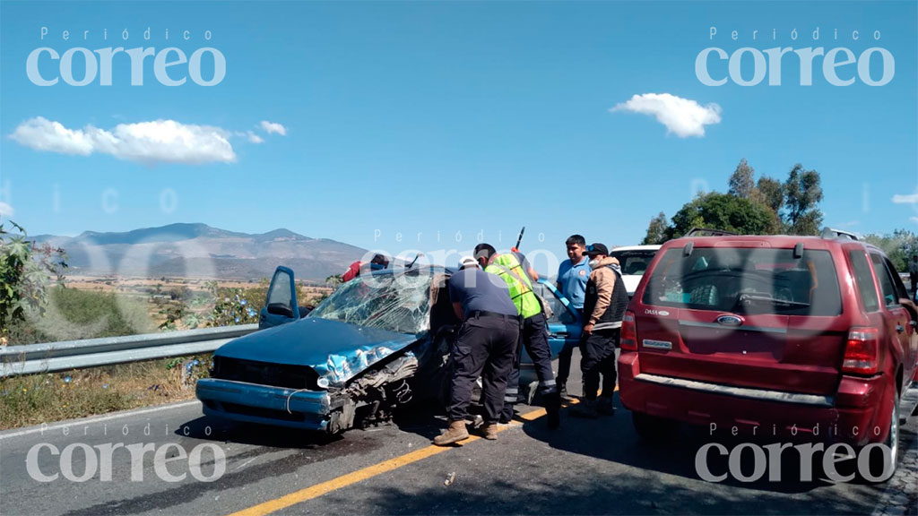 Choque en la Acámbaro- Jerécuaro deja un hombre prensado y otro herido