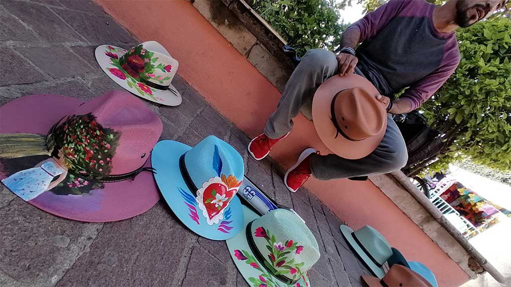 Arte y color: Jorge deslumbra con sus sombreros artesanales a San Francisco del Rincón