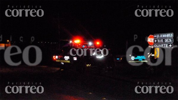 Dos policías salen heridos tras choque entre patrulla y camioneta en León