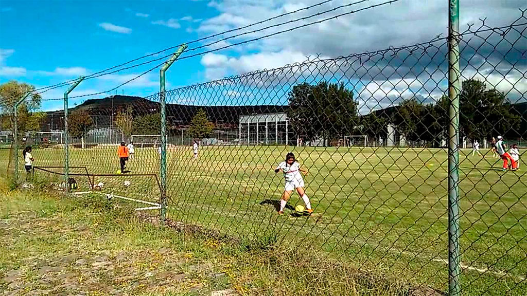 Mauricio Trejo vuelve gratis canchas en unidad deportiva