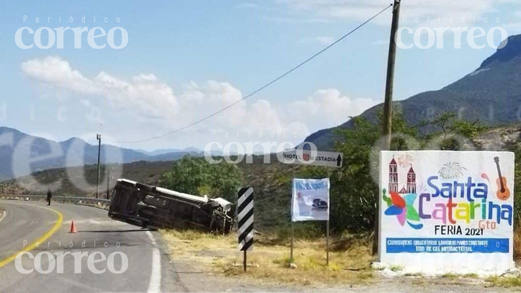 Volcadura en carretera Tierra Blanca-Santa Catarina deja dos lesionados