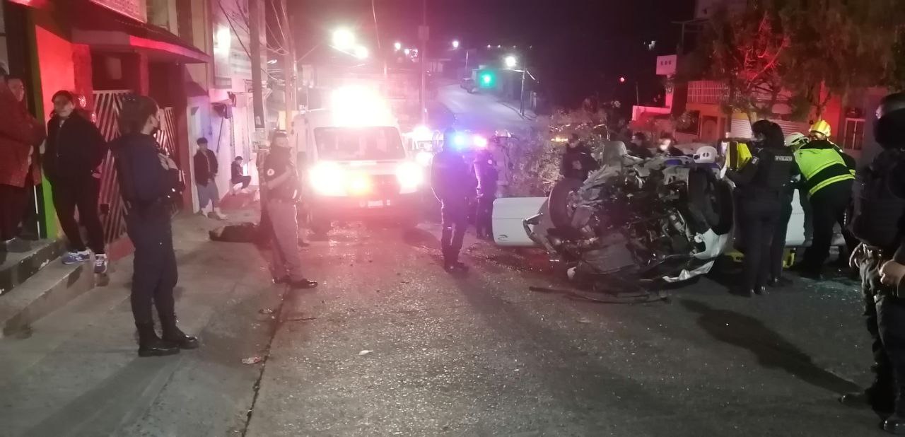 León: jóvenes sufren volcadura a exceso de velocidad en el Cervantes Saavedra