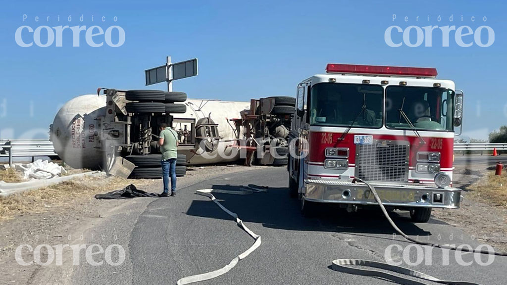 Vuelca pipa de gas en Libramiento Sur de Irapuato tras perder el control