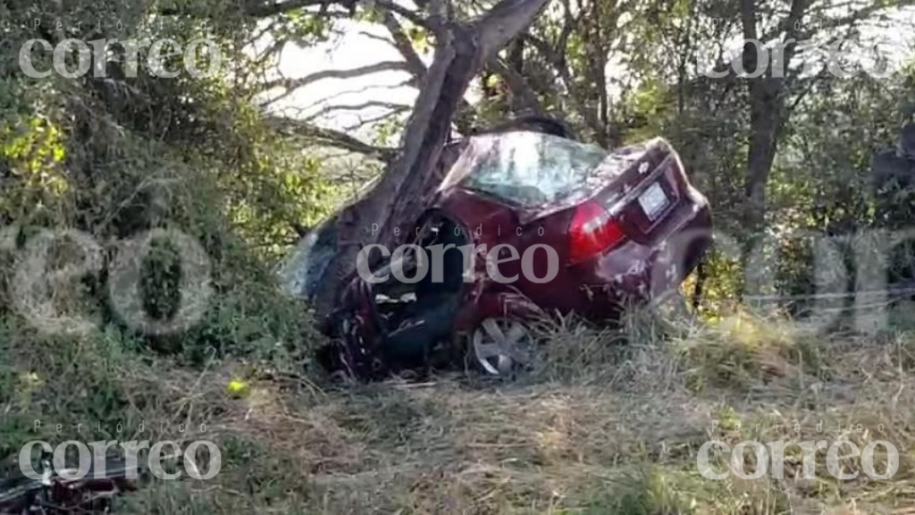 Tinaco provoca accidente en la Salvatierra- Santiago Maravatío; hay dos heridas