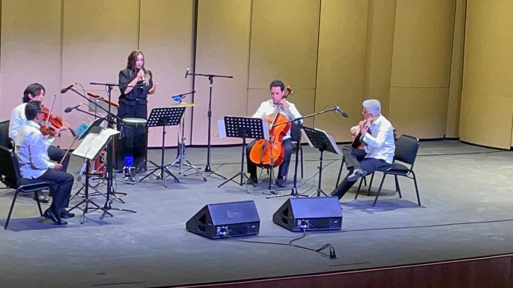 Manolov impregna al Teatro de Purísima de música con sabor a Colombia