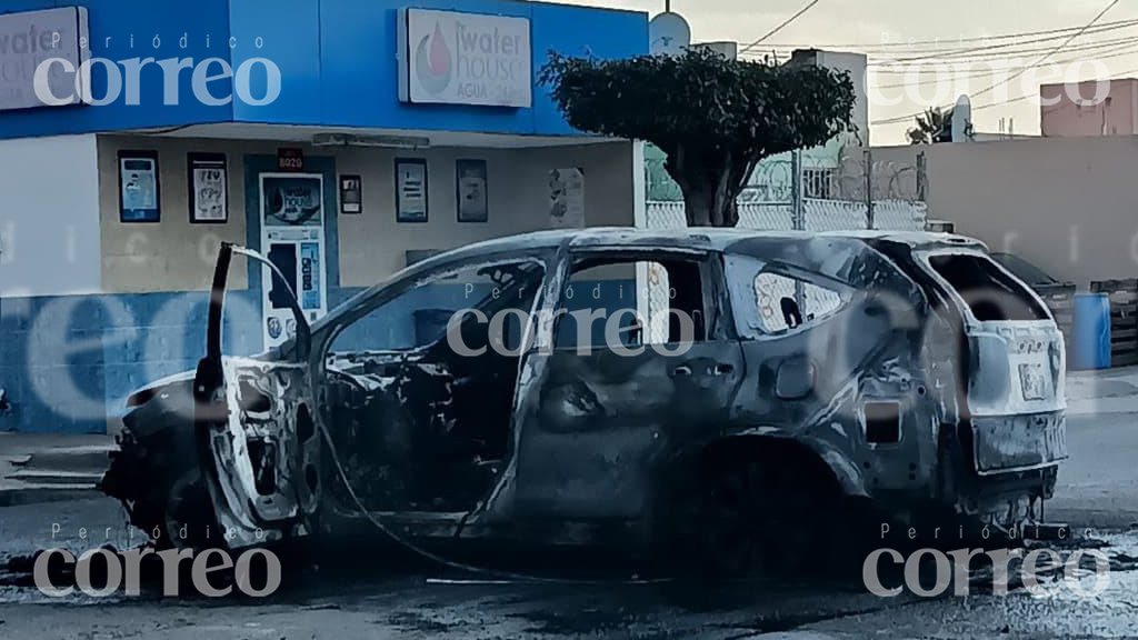 Localizan camioneta calcinada en Villas Salamanca