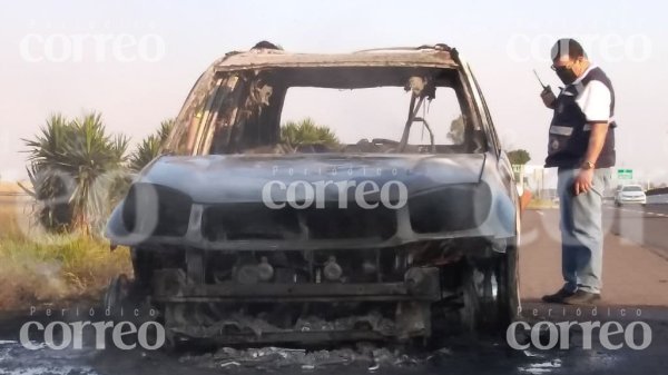 Se incendia camioneta en la comunidad de Valtierrilla