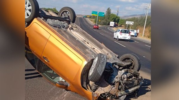 Conductora sobrevive a volcadura en la carretera Irapuato-Silao