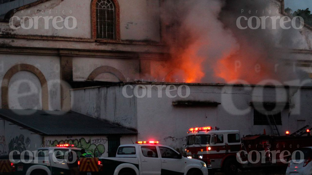 Vuelve a arder antigua fábrica cigarrera en Celaya (galería)