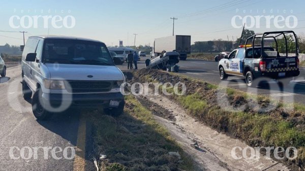 Volcadura en Libramiento Norte de Irapuato deja un herido y daños materiales