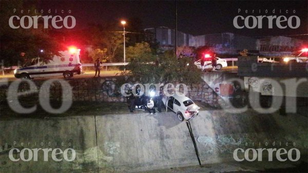 Se salva de milagro tras volcadura en Malecón del Río de León