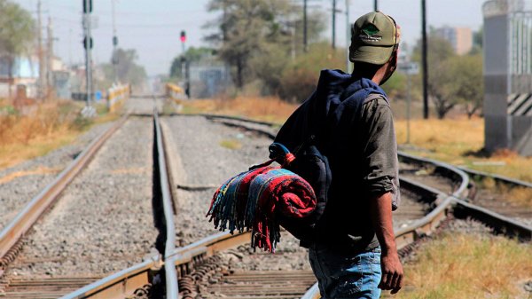 Migrantes pernoctan en el frío; albergues aún no les permitan quedarse