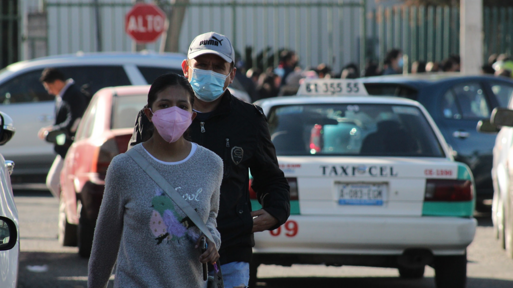 Celaya: menores duermen en la calle para recibir vacuna anticovid entre noche violenta