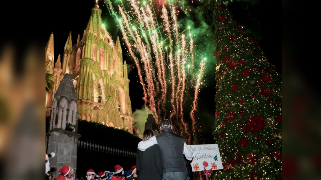 San Miguel de Allende se ilumina con el tradicional encendido del Árbol Navideño