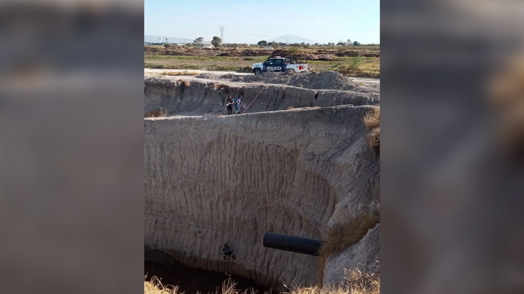 Localizan tres cadáveres en socavón de aguas residuales de Juventino Rosas