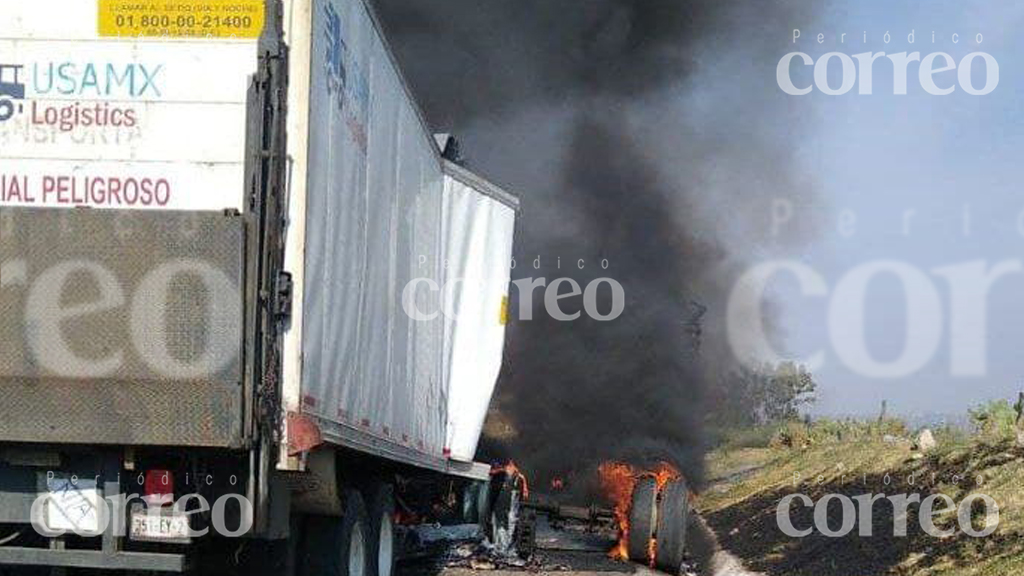 Tráilers chocan y se incendian en carretera de Silao, colapsa tránsito vehicular