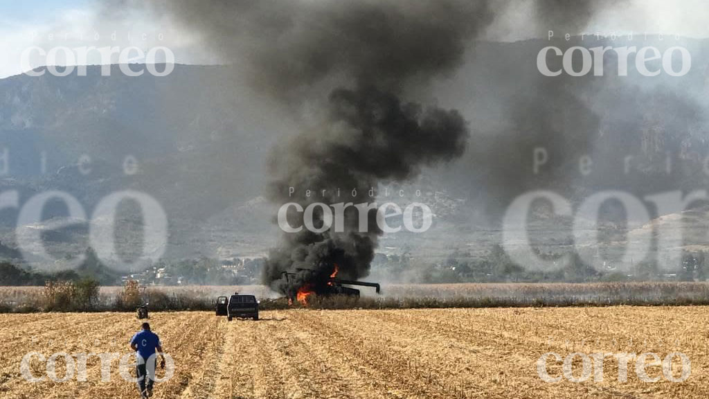 Moviliza incendio repentino de trilladora en campos de Pénjamo