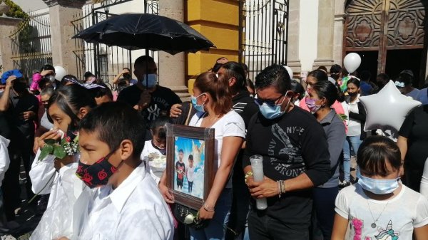 Comonfort: con globos y cantos dicen adiós a hermanos ahogados en Playa Azul