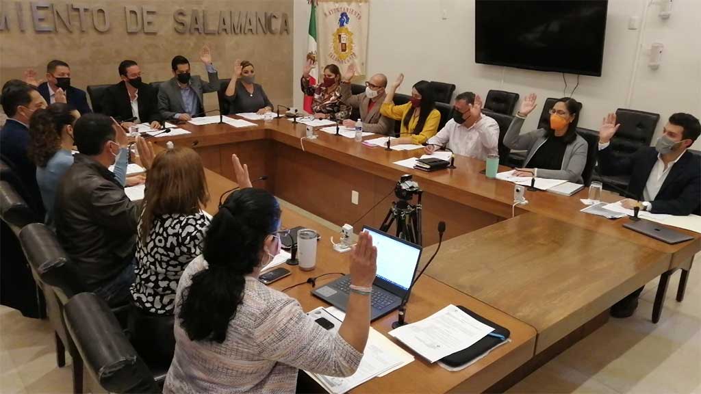 Entre irregularidades, presentan informe de entrega recepción en Salamanca