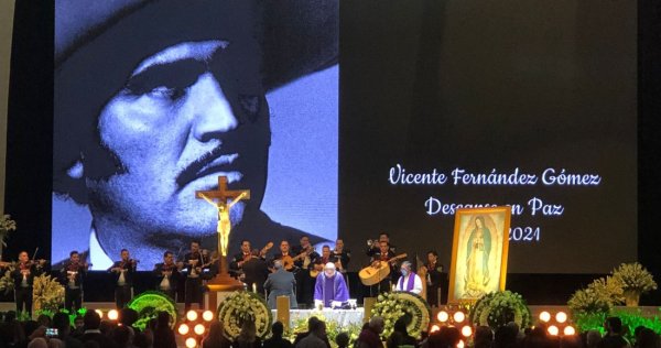 Entre lágrimas, anécdotas y canciones, se despiden de Vicente Fernández