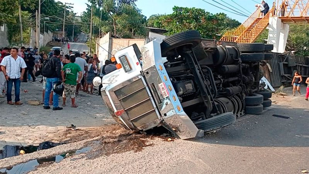 Tráiler accidentado con migrantes en Chiapas es de particular en Guanajuato