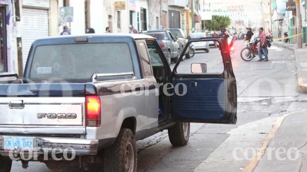 Ejecutan a hombre en pleno centro de Pénjamo a bordo de su camioneta