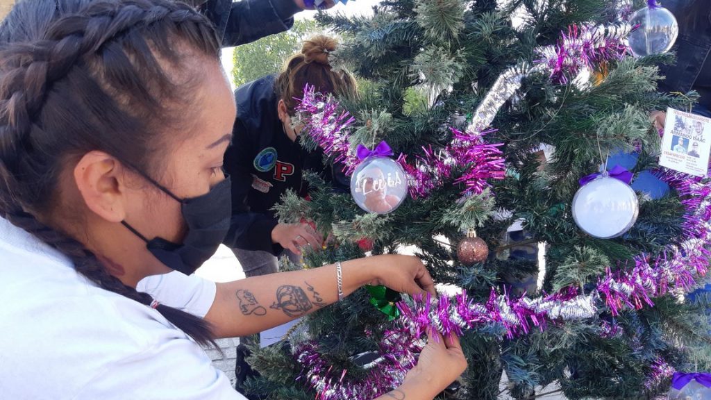 León: Buscadoras colocan ‘árbol de la memoria y esperanza en Calzada de los Héroes