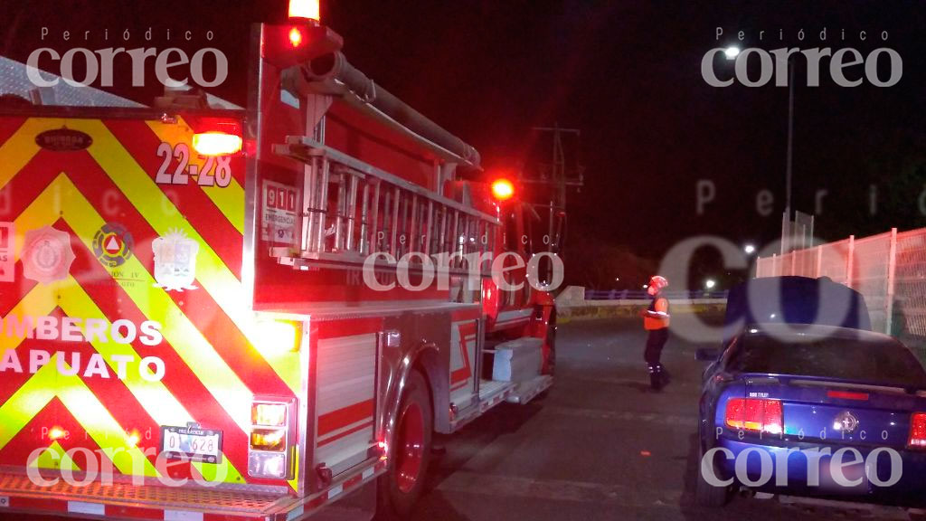 Auto deportivo se incendia junto a puente Bicentenario en Irapuato