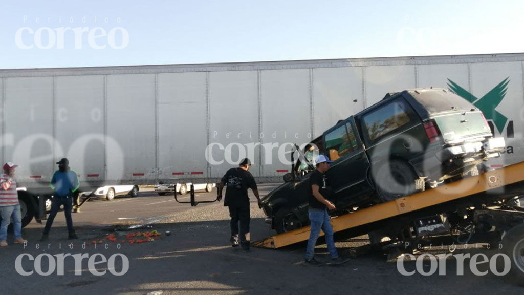 Chocan camioneta y tráiler en la carretera Celaya-Salvatierra