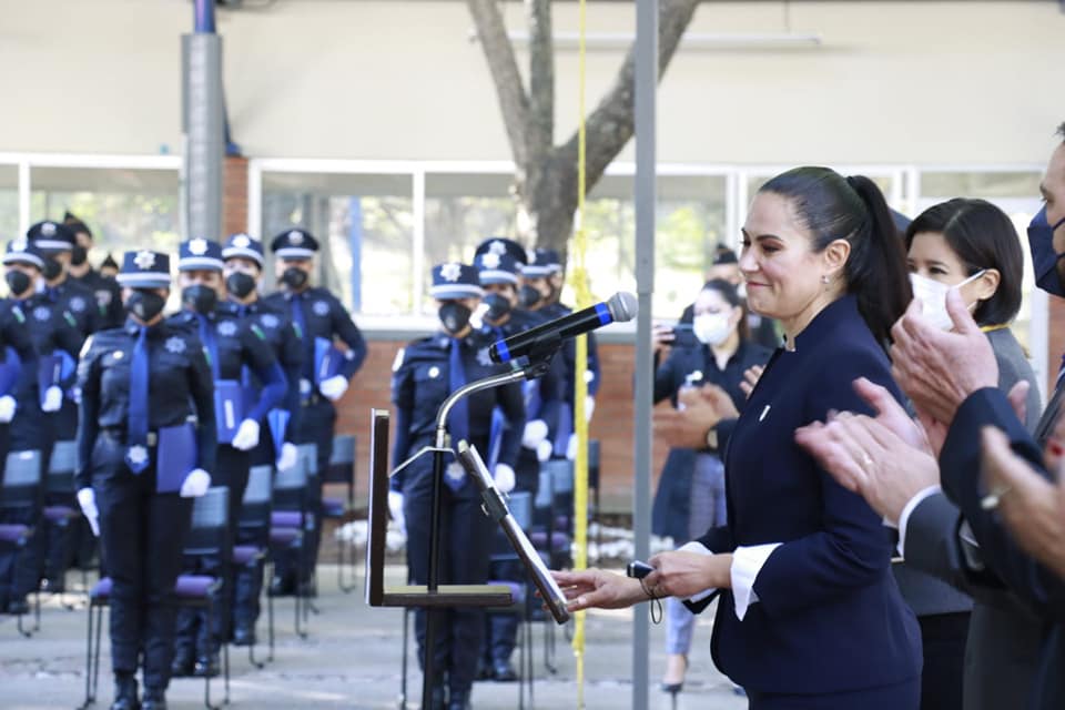 Ale Gutiérrez gradúa a su primera generación de policías de la Academia