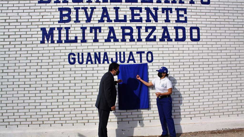 Develan placa para la primera generación del Bachillerato Bivalente Militarizado en Irapuato